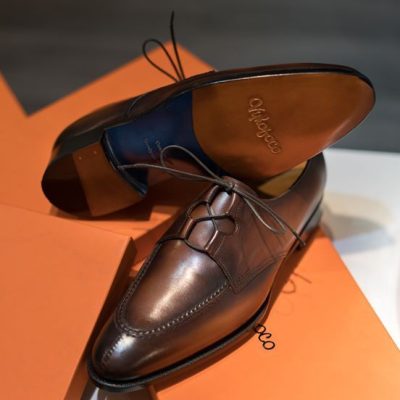 Với thiết kế tối giản nhưng tinh tế, giày âu giúp tôn lên sự chỉn chu và phong thái tự tin cho phái mạnh.